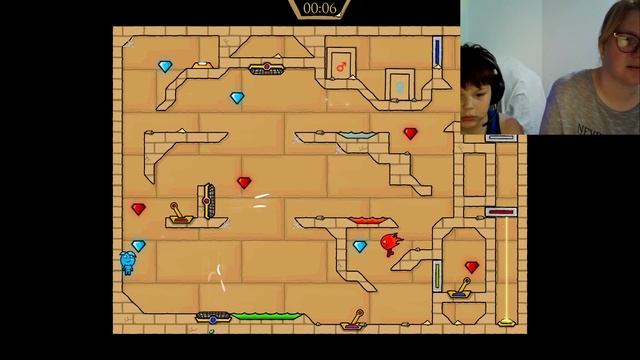 Играю с мамой в огонь и воду