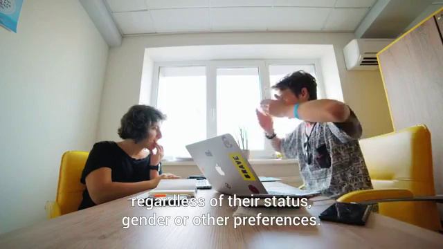 Сейчас Яне 20  Она родилась на Украине  Яна узнала о том, что заражена ВИЧ, когда ей было 10 лет  О
