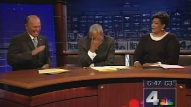 News Anchors Can't Stop Laughing At Falling Model смотреть онлайн