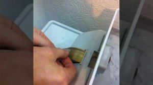 Андрей обтачивает линзы в оправу