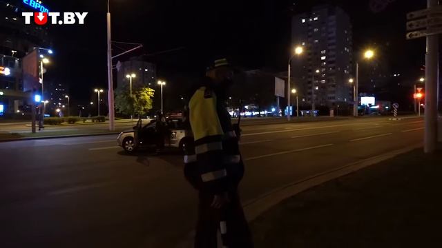 Люди говорят с сотрудником ГАИ в Минске 12.08.2020 смотреть онлайн