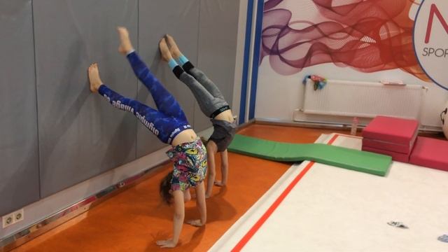 Подводящий элемент к перевороту- стойка на руках через два шпагата Гимнастика Спортивная акробатика смотреть онлайн