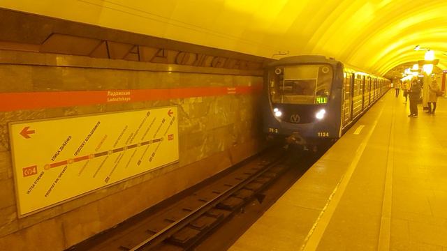 Прибытие метропоезда на станцию Ладожская (натриевый свет)