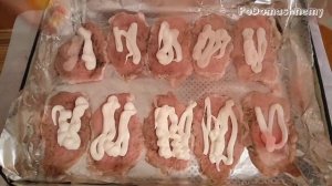 Сочный рецепт отбивных из свинины в духовке с грибами, помидорами и сыром