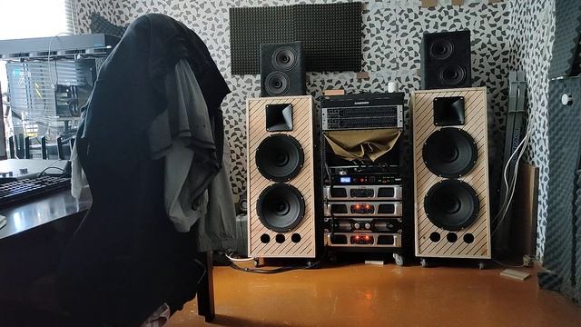 4 штуки 200ГДШ + ВЧ(без саба), громкость 20%. Ghostemane - Fed Up смотреть онлайн