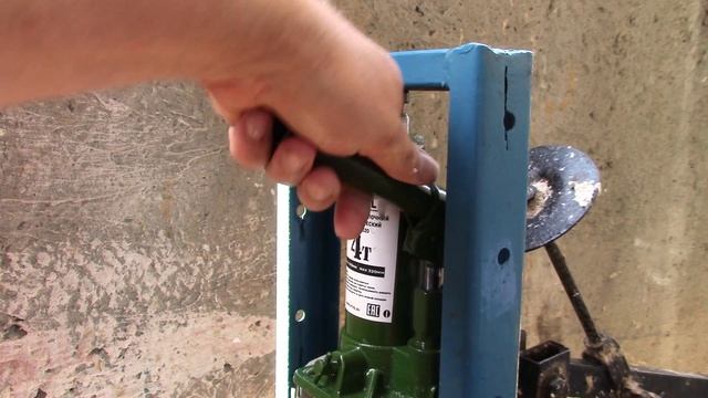 Как делать брикеты из опилок без бумаги, а так же эксперименты с домкратами ромбом и гидравлическим смотреть онлайн