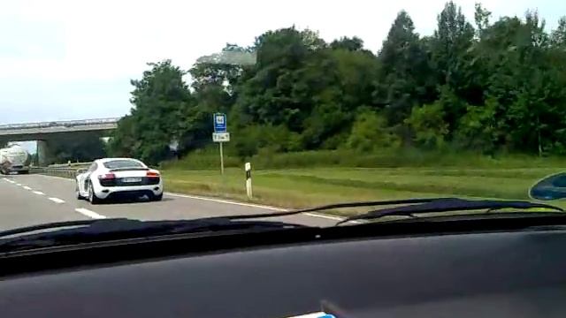 Audi R8 and Audi RS5 (both white) turning смотреть онлайн