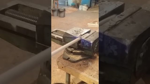 как сделать круглые палочки ,деревянные чопики, быстро с помощью гайки #shorts смотреть онлайн