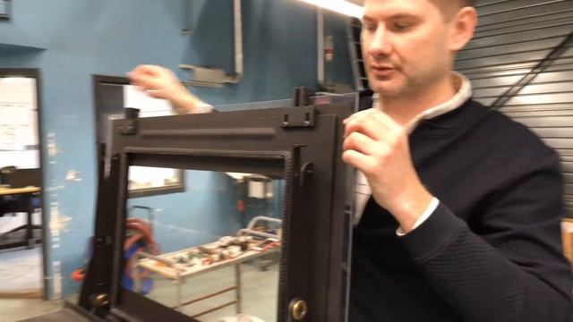 как чистить стекло в топке HWAM с вертикальным открываем смотреть онлайн