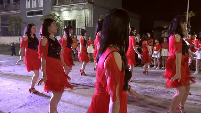 BACHATA STAND BY ME - CLB DÂN VŨ THÔN TÂN HOC смотреть онлайн