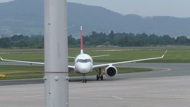 Swiss CS300 landing at Graz Airport | HB-JCG смотреть онлайн