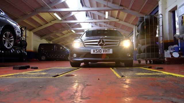 Merc W204 C250 gets new rims 'n' rubber смотреть онлайн