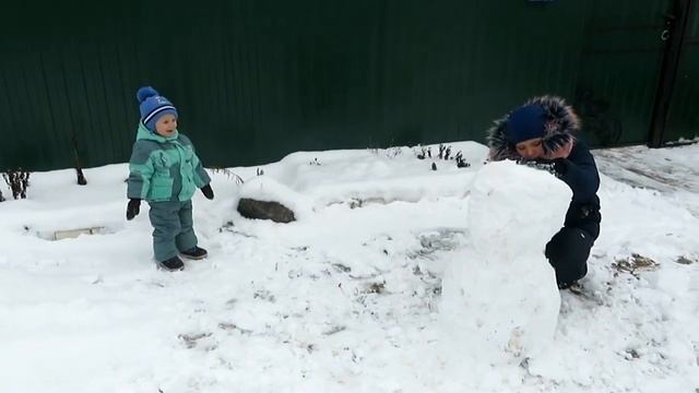 дети лепят снеговика смотреть онлайн