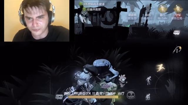 Человек играет в Identity V, бомбит и лупит по клавиатуре. смотреть онлайн