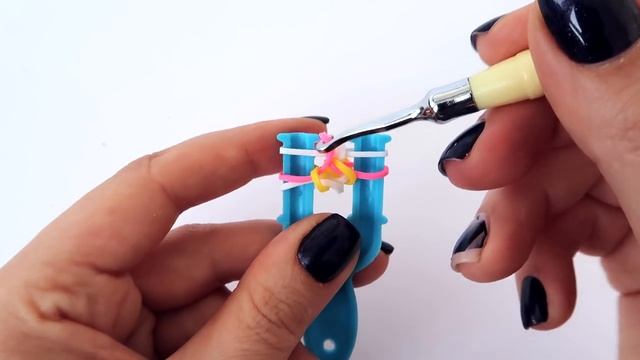 БРАСЛЕТ "СЕРДЦА АНГЕЛА" ИЗ РЕЗИНОК на рогатке без станка | Rainbow Loom Bands Heartstring bracelet смотреть онлайн
