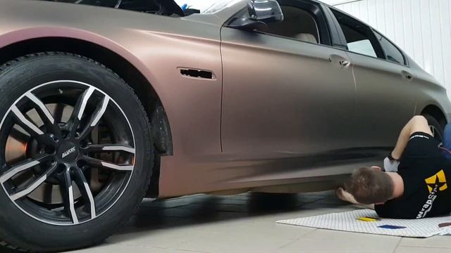 Wrapping a BMW F10 in Oracal 970 Premium Shift Effect смотреть онлайн