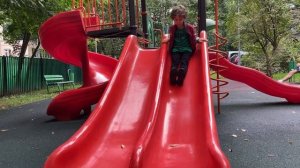 Горка Пожиратель в Реальной Жизни съела лазерный меч! Горка Пожиратель на детской площадке