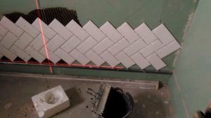 @user-br8hp1vz1t  как начать укладывать плитку ёлочкой на стены