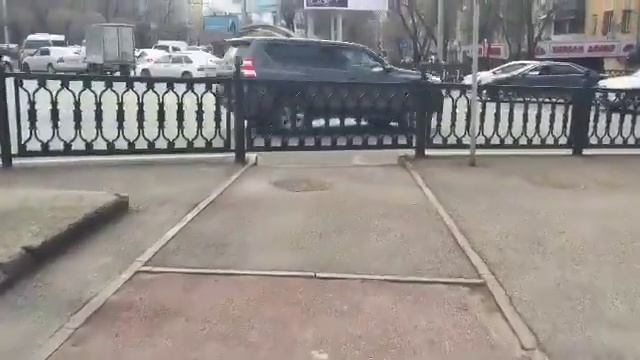 Велосипедная дорожка по улице Абая, угол Абылай-хана, город Алматы смотреть онлайн