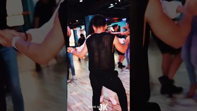 Bachata 다니엘(Grupo Esencia) y 모먼(라틴씨엘로) 바차타 Social 댄스 뮤직-Chris Paradise-Un Beso/클럽라틴 смотреть онлайн