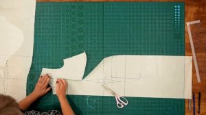 Модное платье на все случаи жизни. Как раскроить красивое платье с оригинальным рукавом.mp4