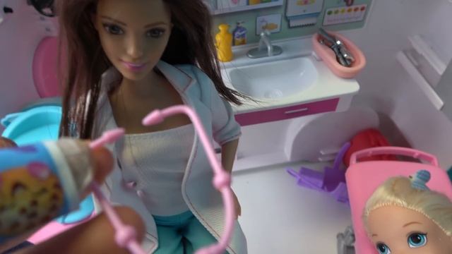 Elsa and Anna toddlers go for a check up with Barbie смотреть онлайн