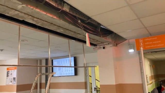 В детской поликлиники обрушилась потолочная плитка смотреть онлайн