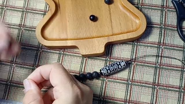 Процесс изготовления браслета с бусиной Дзи