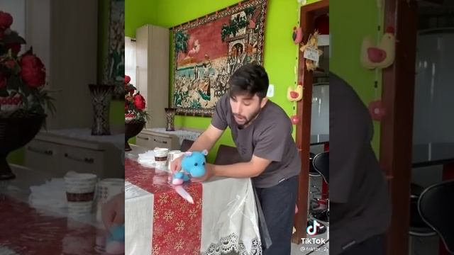 короткая инструкция как научить кота не выбрасывать со стола всякие вещи смотреть онлайн