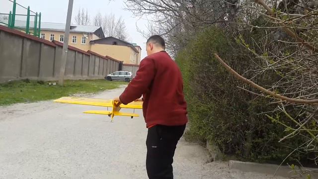 Пробный запуск авиамодельного двигателя OS 20FP с трехлопастным винтом. смотреть онлайн