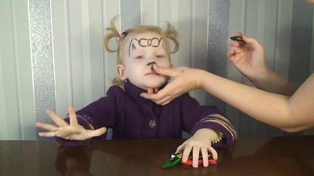 Аквагрим для детей. Рисуем кошечку на лице. Akvagrim for children. Draw a cat on his face. смотреть онлайн