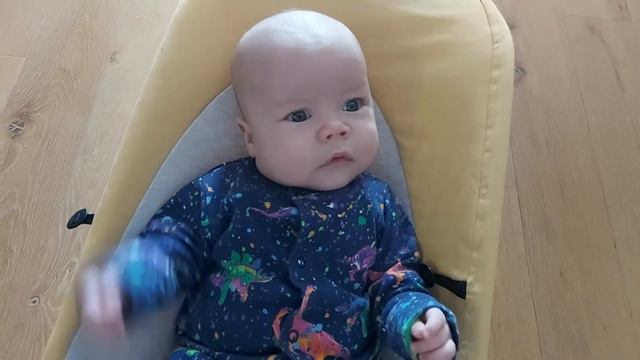 29.04.21 😊 Утро с Робертом Джеймсом. Малыш очень любит пообщаться со мной, сидя в шезлонге 😊 смотреть онлайн