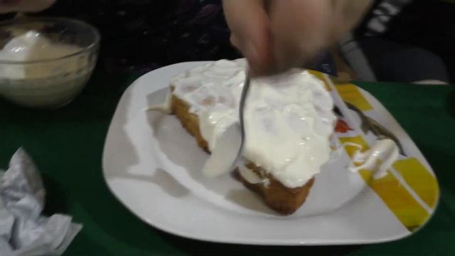 Бисквитная НОВОГОДНЯЯ ЕЛКА Украшаем съедобными бусинами и шоколадом смотреть онлайн