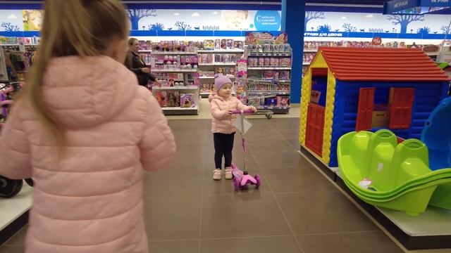 Покупаем самокаты. Милиса разбила нос. Ботисята в детском парке г.Орел смотреть онлайн