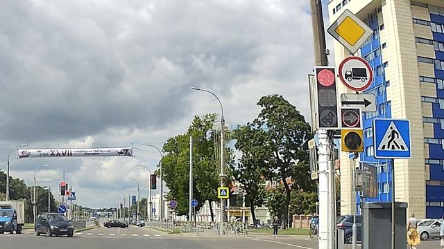 Светофор с секциями, красными и желтыми кольцами на пр. Машерова в г. Бресте. Для учащихся автошкол