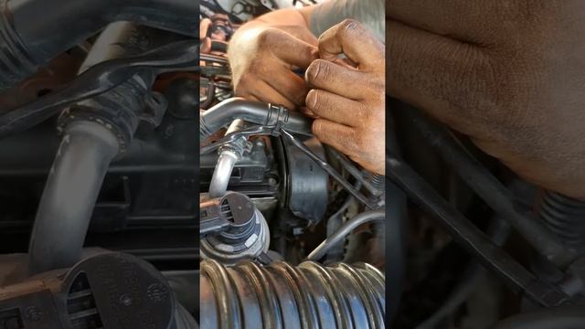 Como cambiar la manguera de retorno amarok 2011 TDI PARTE#2 смотреть онлайн