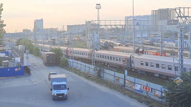 "Кирпичный поезд №2" ЭП1-073 с поездом №262 Ростов-на-Дону - Махачкала смотреть онлайн