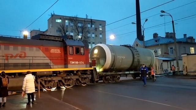 Санкт-Петербург. Тепловоз ТЭМ18В-034 с цистерной на переезде через проспект Обуховской Обороны. смотреть онлайн