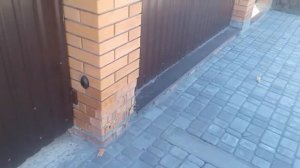 Забор из облицовочного кирпича разваливается на глазах