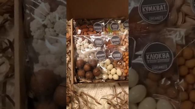 Подарочный набор орехов и сухофруктов 9в1 LOVE & NUTS смотреть онлайн