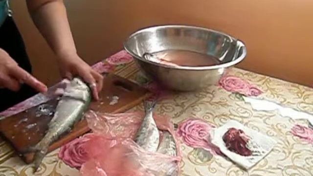 Как Чистить И Солить Рыбу(Селёдку) смотреть онлайн