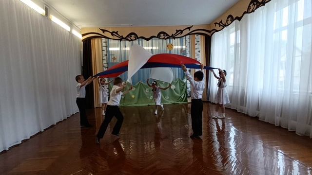 Танец с полотнами "О,моя Россия" смотреть онлайн