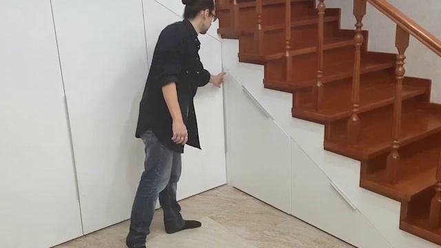 Большой Г-образный шкаф под лестницей с выдвижными ящиками (Стоимость 76.000) смотреть онлайн