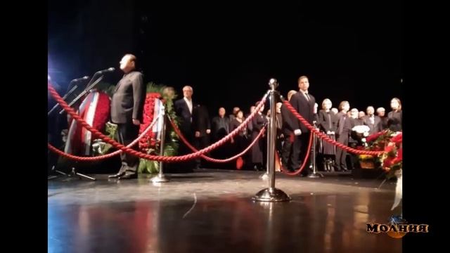 У дочери Марка Захарова случилась истерика на похоронах отца смотреть онлайн