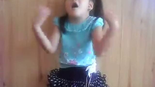 Маленькая девочка исполняет очень классный стих смотреть онлайн