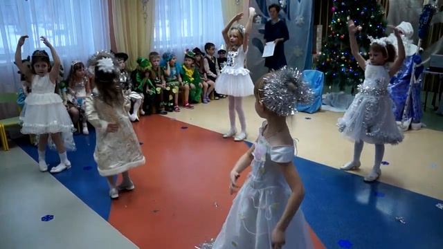Детский танец на Новый год "Как я люблю этот вальс белоснежный" смотреть онлайн