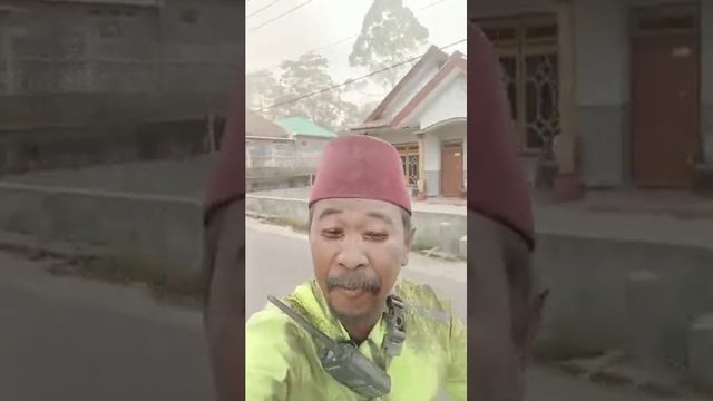 Из-за начала извержения вулкана Семеру в Индонезии эвакуировали жителей близлежащих деревень. смотреть онлайн