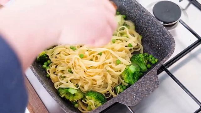 СЛИВОЧНАЯ ПАСТА С КРЕВЕТКАМИ, ЗЕЛЕНЫМ ГОРОШКОМ И БРОККОЛИ смотреть онлайн