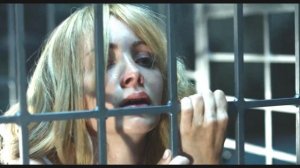 Смотритель приюта держал девушку  в клетке для собак