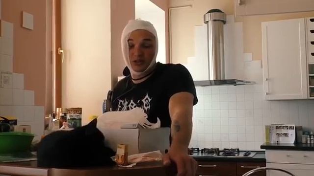 Эдварду Билу разбили бутылку об голову в новом ПРАНКЕ, ПОСТАНОВА? смотреть онлайн